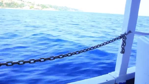 Transporte do barco em uma água do mar azul — Vídeo de Stock