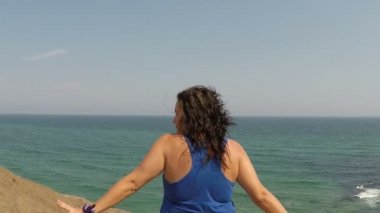 Eğlenceli kumsalda dans kadın