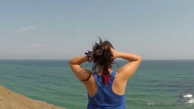 Eğleniyor üfleme saçlarını dokunmadan kadın