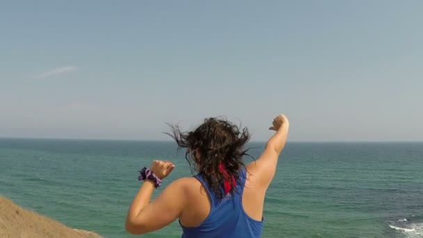 Donna vincitrice Persona alzando le mani sulla spiaggia — Video Stock