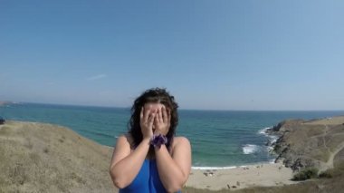 Mutlu kadın aç yüz ve gülümseme sahilde