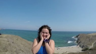 Güzel esmer kadın yüz eller tarafından gizleme