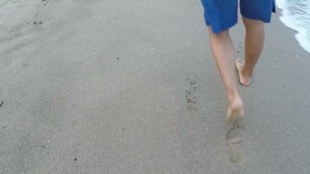 Männliche Füße auf Schritt und Tritt durch Strand Sand und Meer — Stockvideo