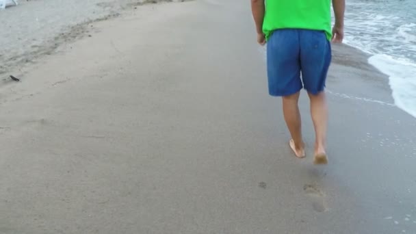 Masculino pés fazendo passos por praia areia e mar — Vídeo de Stock