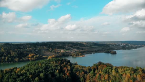 Dron latający nad pięknym złotym jesiennym krajobrazem, zdjęcia lotnicze natury — Wideo stockowe