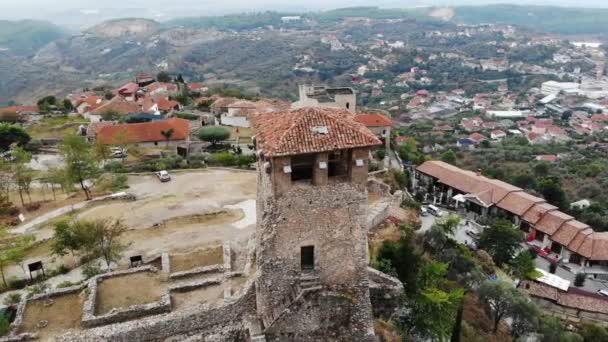 Ruines historiques antiques, vieille tour dans la ville archéologique, Kruje, Albanie, plan arial du drone — Video