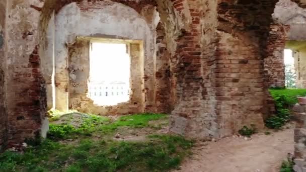 穿越欧洲古堡的遗迹，古老的考古遗迹 — 图库视频影像