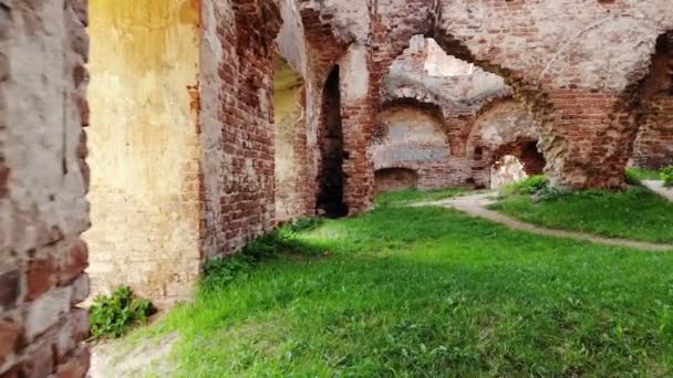 Wandelen door oude ruïnes van oud Europees kasteel, historisch, archeologisch erfgoed — Stockvideo