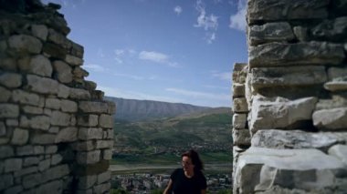 Eski şatonun merdivenlerinde yürüyen kadın turist, eski kalıntılar, tarih, seyahat konsepti, mavi gökyüzü