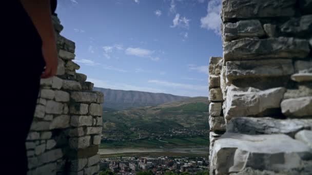 Touristin zu Fuß über die Treppe des alten Schlosses, alte Ruinen, Geschichte, Reisekonzept, blauer Himmel — Stockvideo