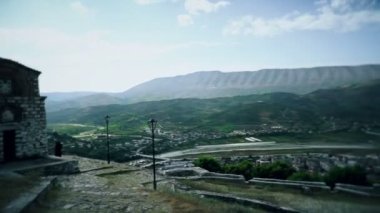 Dağlarda eski bir şehir, berat albania balcanlar