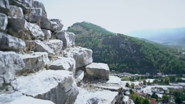 Antigua ciudad antigua en las montañas, berat albania balcanes — Vídeo de stock