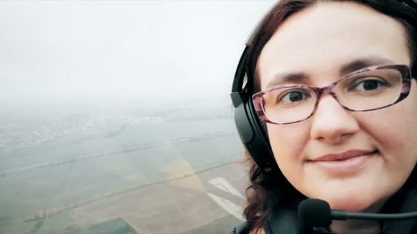 Kvinna pilot flygande plan, närbild porträtt, söt ung glad leende, hobby frihet koncept himmel — Stockvideo