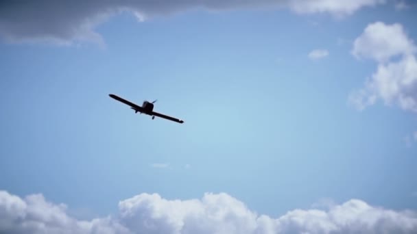 Piccolo aereo a reazione che vola in cielo, piccolo concetto di aviazione, ombra in cielo, silhouette — Video Stock