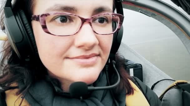 Mujer piloto avión volador, primer plano retrato, lindo joven feliz sonriente, hobby libertad concepto cielo — Vídeos de Stock