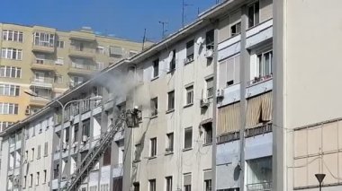 İtfaiyeci vinç merdiveninden apartman yangınını söndürdü.