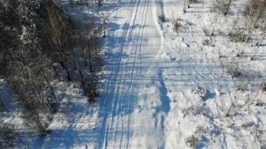 Kış karları üzerinde uçan hava görüntüsü.