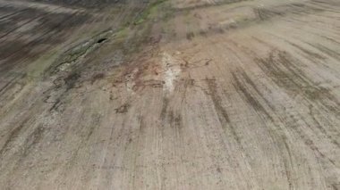 Kuru çöl üzerinde uçmak, hava akımı, doğa felaketi, insansız hava aracından havadan çekim.