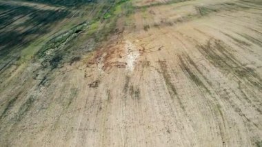 Kuru çöl üzerinde uçmak, hava akımı, doğa felaketi, insansız hava aracından havadan çekim.