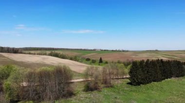 Güzel yaz manzarası üzerinde uçmak, tarlalar ve yollar, İHA 'dan havadan çekim