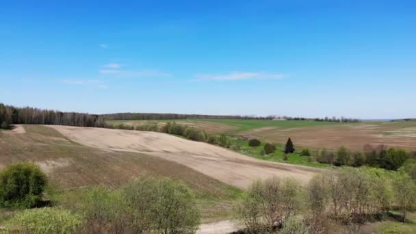 Repülnek át gyönyörű nyári táj, mezők és az út, légi felvétel a drón — Stock videók