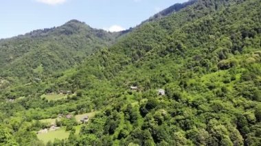 Güzel yeşil dağların üzerinde uçmak, havadan çekim, üst manzara, harika dünya, manzara