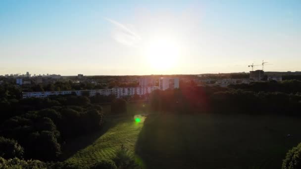 Flug über grüne Stadtparklandschaft, Luftaufnahme von der Drohne, wunderschöne urbane Szenerie, Minsk, Weißrussland — Stockvideo