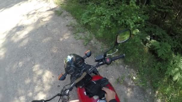 Водій мотоцикла надягає рукавички для поїздки, pov — стокове відео