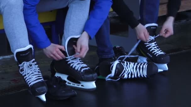 Colocar patins — Vídeo de Stock