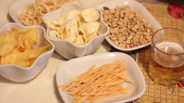 Cerveza y patatas fritas — Vídeo de stock