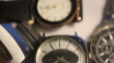 Masanın üzerinde eski saatler