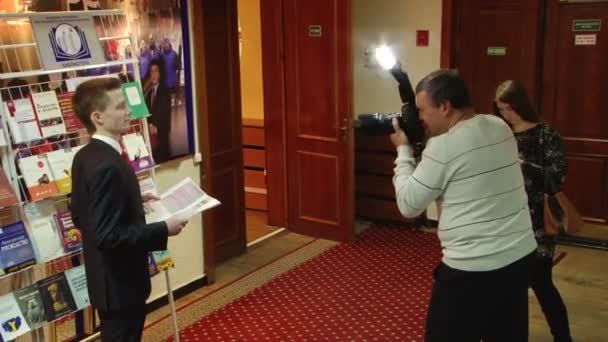 Hombre haciendo foto de un niño — Vídeo de stock