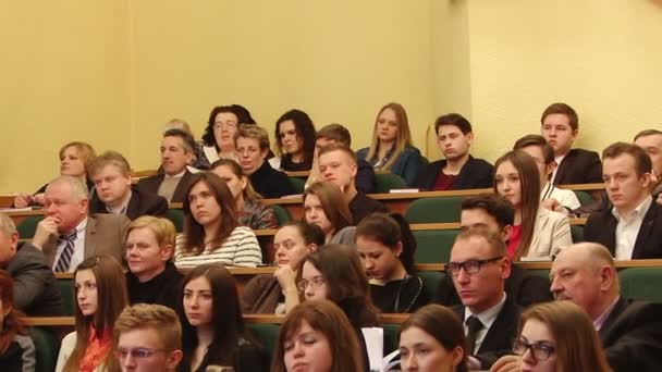 Schüler lernen im Klassenzimmer — Stockvideo