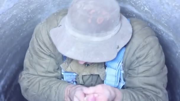 Hombre Escalando dentro de la cisterna — Vídeo de stock