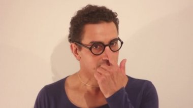 Gözlüklerini koyarak adam