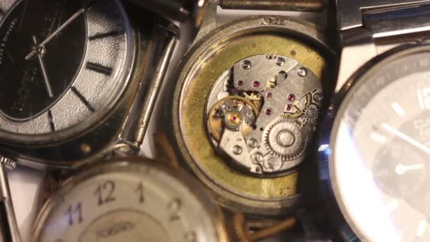 Oude horloges op tafel — Stockvideo