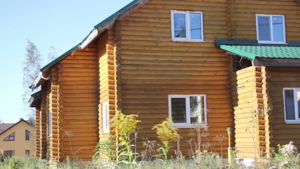 Casa de madera amarilla — Vídeos de Stock