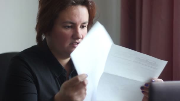 Деловая женщина читает письмо с хорошими новостями — стоковое видео