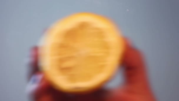 Zitronen-Orangen-Trauben aufs Glas setzen — Stockvideo