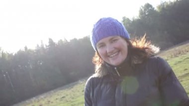 Güneşin önünde gülümseyen kadın