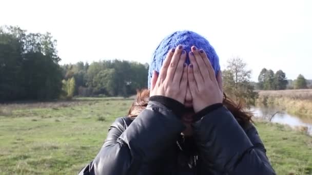 Женщина закрывает глаза на ладони — стоковое видео