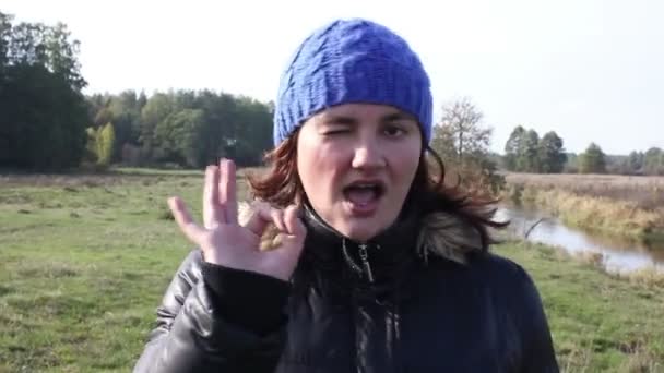 Žena ukazuje Ok zpívat a palce — Stock video