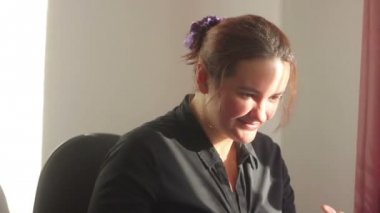 dizüstü bilgisayarda chat yapan kadın