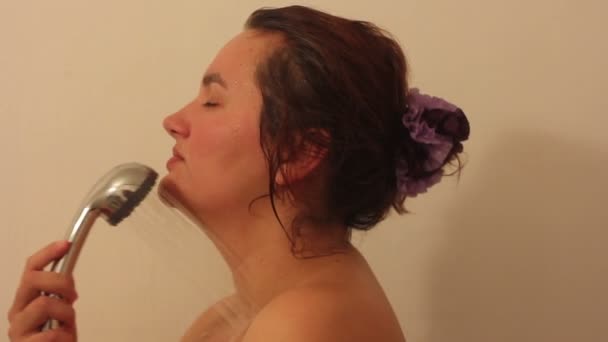 Frau wäscht sich unter der Dusche — Stockvideo