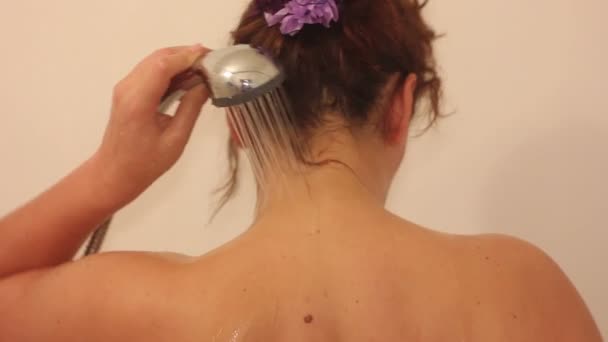 Cuello femenino en la ducha — Vídeo de stock