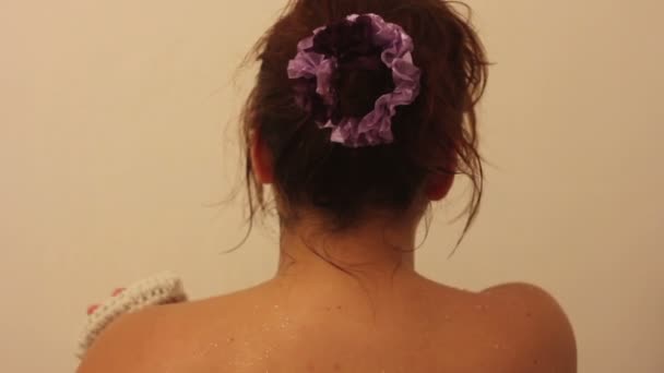 Mujer en la ducha con Loofah — Vídeo de stock