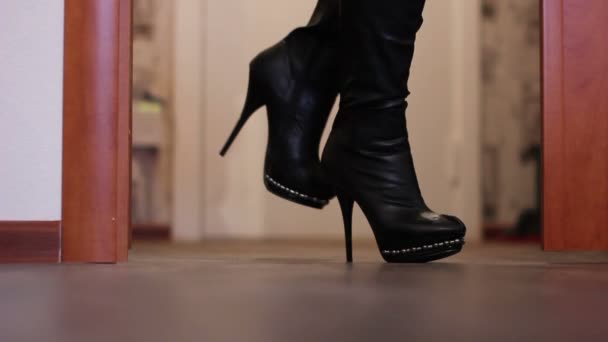 High Heels vor der Tür — Stockvideo