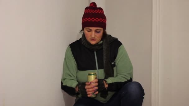 Αλκοόλ Κατάχρηση Άστεγη γυναίκα με μώλωπας ανοίξει μπύρα — Αρχείο Βίντεο
