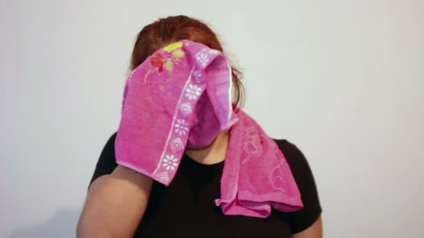 Asciugatura viso da sudore — Video Stock