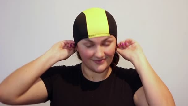 Vrouw zetten zwemmen Cap — Stockvideo